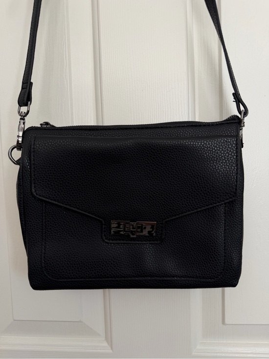 Steve Madden Handbags - NWOT Steve Madden Black Pebbled Crossbody Bag Turn-Lock Closure